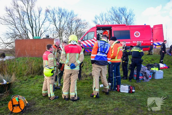 Meerdere personen te water nadat pont omslaat