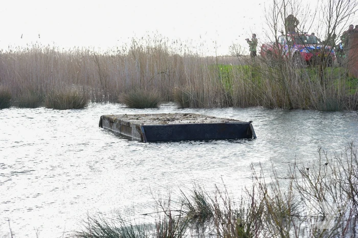 Meerdere personen te water nadat pont omslaat