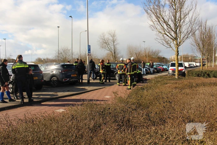 Fietser klapt op zijkant auto