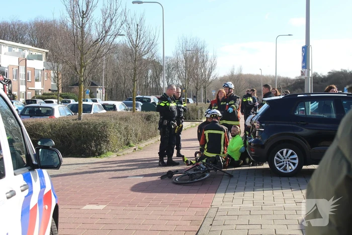Fietser klapt op zijkant auto