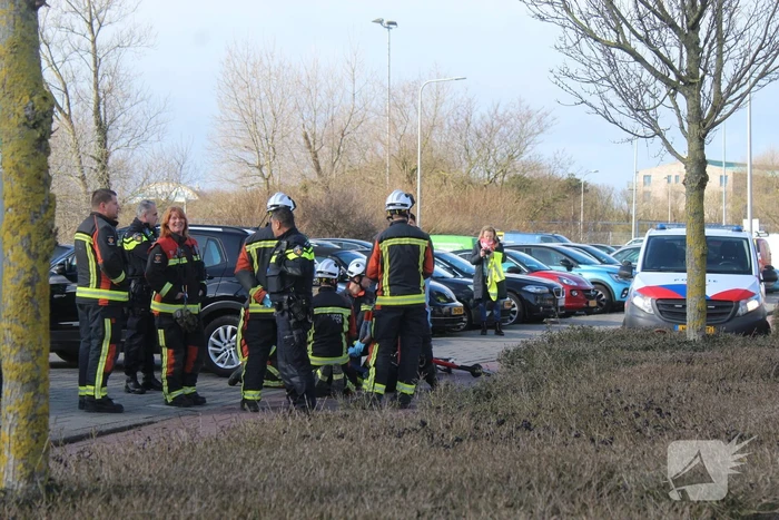 Fietser klapt op zijkant auto