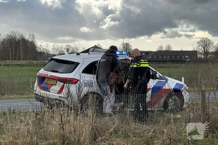 Auto belandt in weiland, bestuurder aangehouden