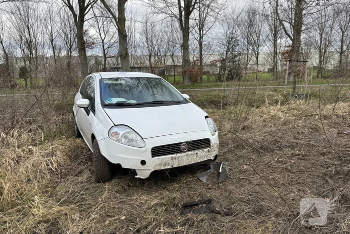 Auto belandt in weiland, bestuurder aangehouden