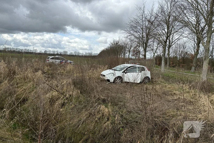 Auto belandt in weiland, bestuurder aangehouden