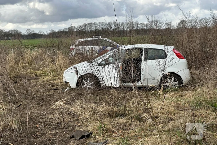 Auto belandt in weiland, bestuurder aangehouden