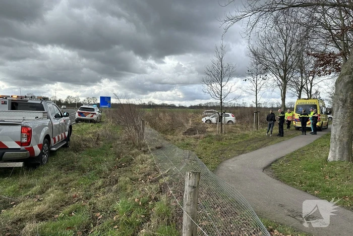 Auto belandt in weiland, bestuurder aangehouden