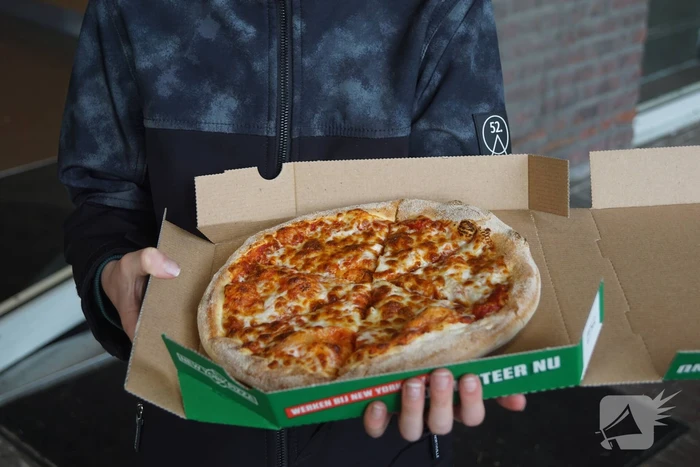 Pizzaria geeft gratis pizza's als wervingscampagne