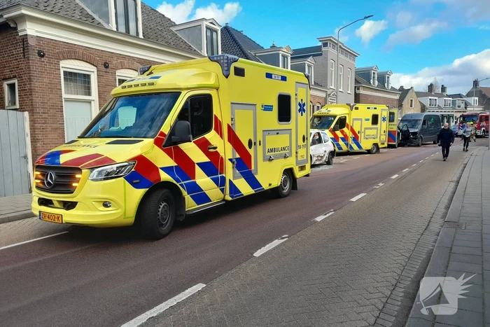 Personenauto frontaal tegen bestelbus