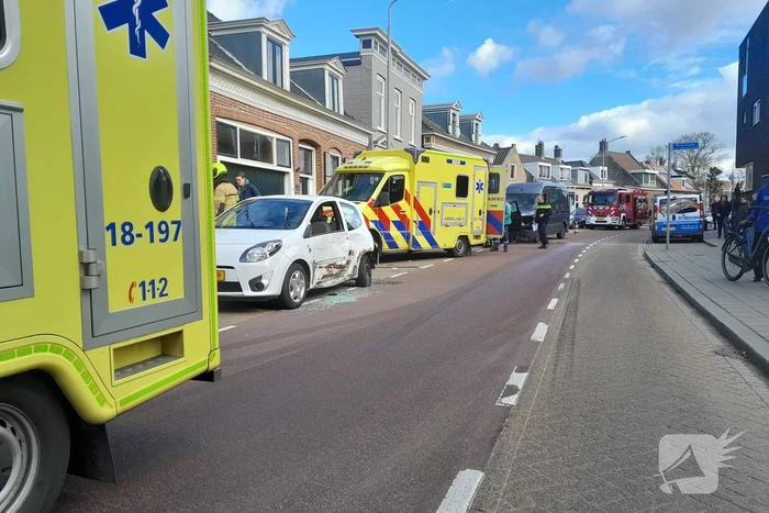 Personenauto frontaal tegen bestelbus
