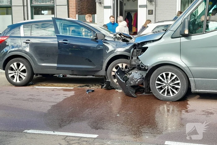 Personenauto frontaal tegen bestelbus