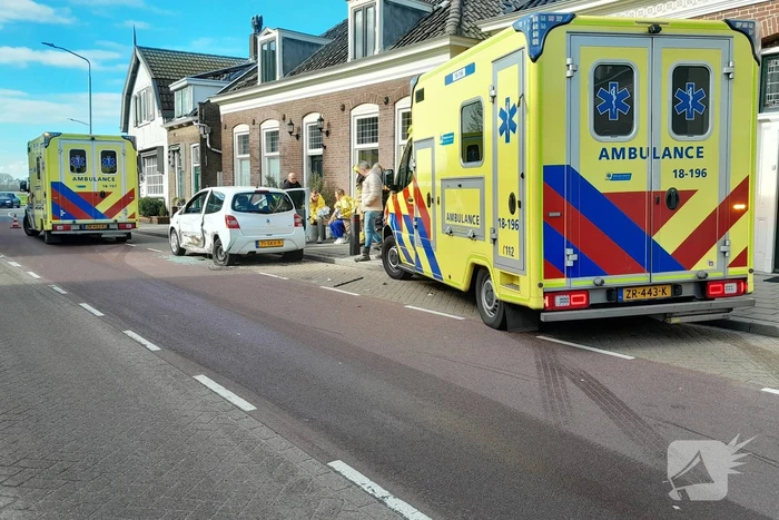 Personenauto frontaal tegen bestelbus
