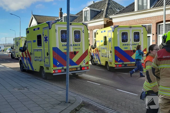Personenauto frontaal tegen bestelbus