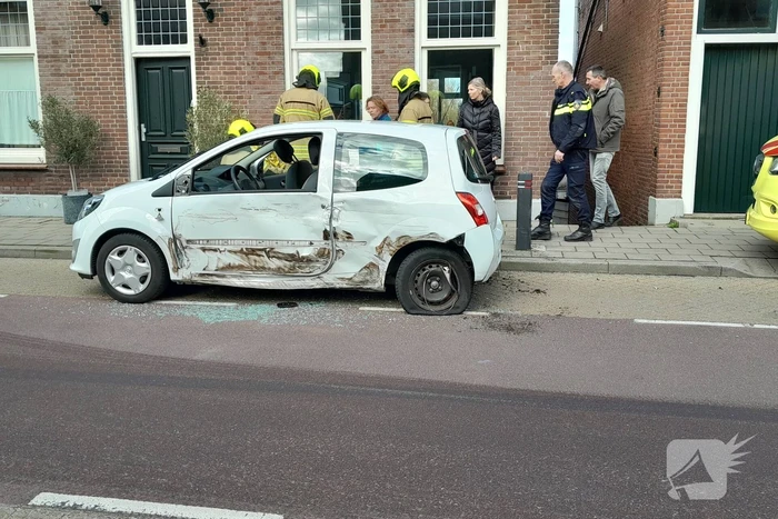 Personenauto frontaal tegen bestelbus