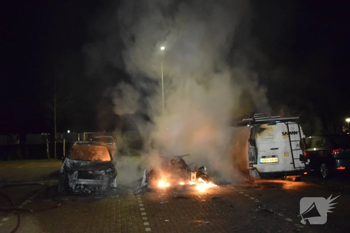 Meerdere voertuigen volledig uitgebrand