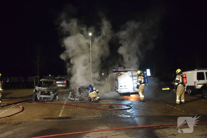 Meerdere voertuigen volledig uitgebrand