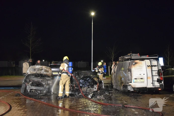 Meerdere voertuigen volledig uitgebrand