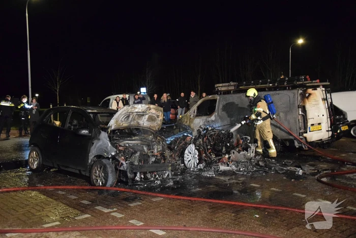 Meerdere voertuigen volledig uitgebrand