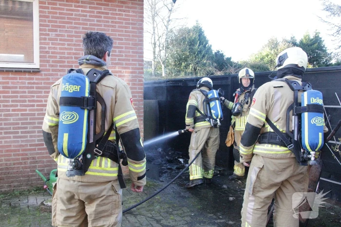 Containers tegen schuur in brand