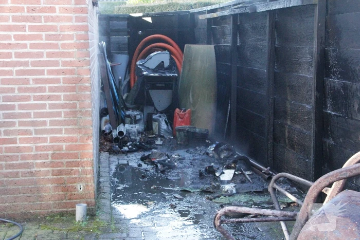 Containers tegen schuur in brand