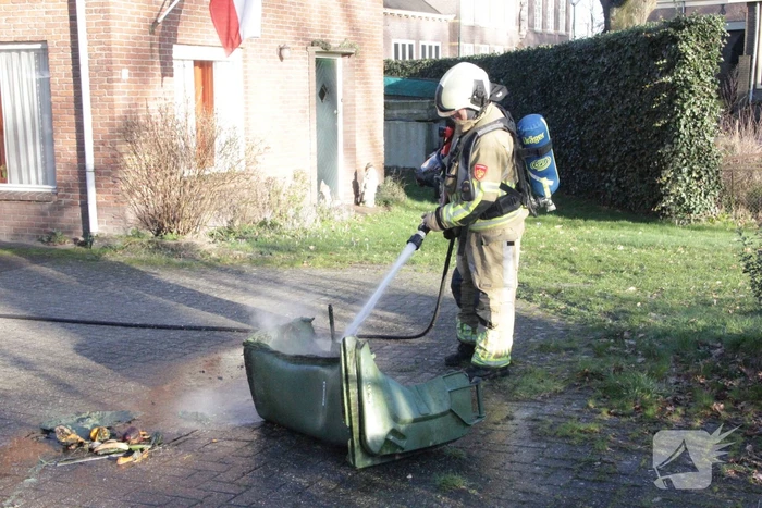 Containers tegen schuur in brand
