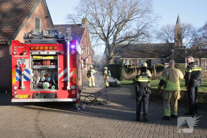 Containers tegen schuur in brand