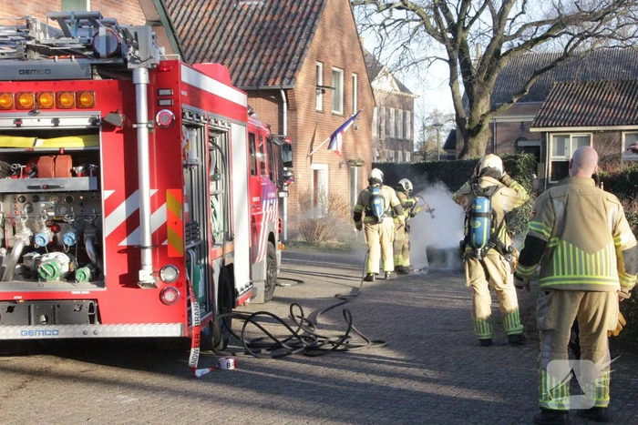 Containers tegen schuur in brand