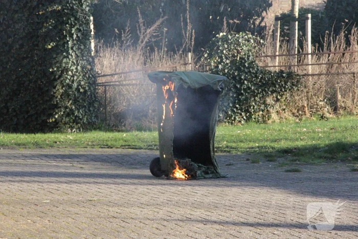 Containers tegen schuur in brand