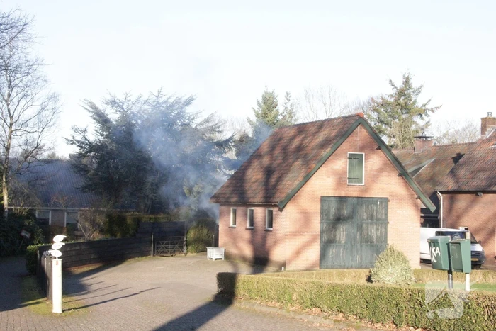 Containers tegen schuur in brand