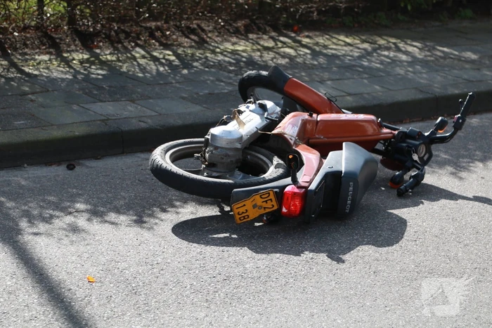 Scooterrijder gewond bij botsing met paal
