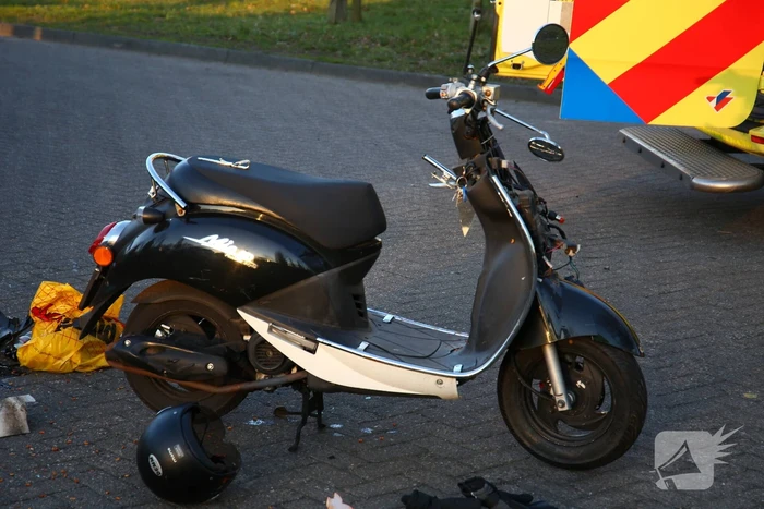 Scooterrijder en automobilist in botsing