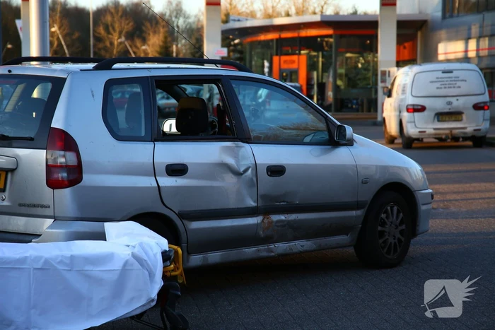 Scooterrijder en automobilist in botsing
