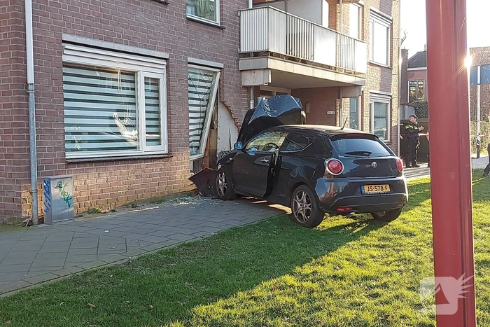 Flinke schade nadat auto tegen flat rijdt