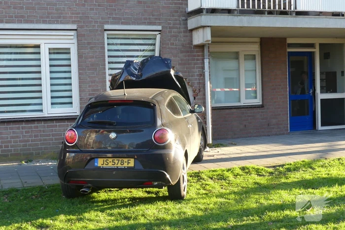 Flinke schade nadat auto tegen flat rijdt