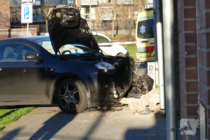 Flinke schade nadat auto tegen flat rijdt