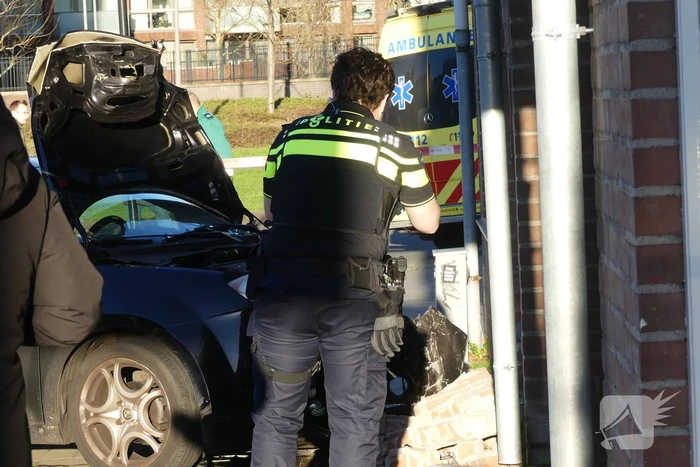 Flinke schade nadat auto tegen flat rijdt