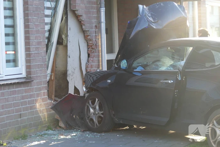 Flinke schade nadat auto tegen flat rijdt