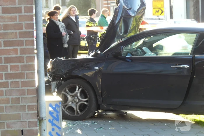 Flinke schade nadat auto tegen flat rijdt