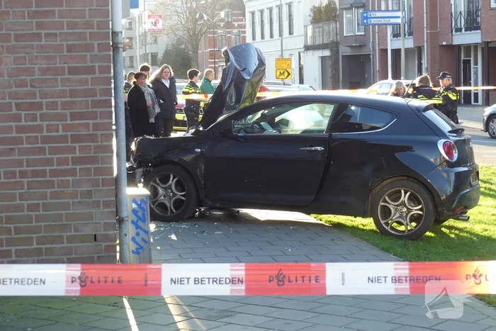 Flinke schade nadat auto tegen flat rijdt