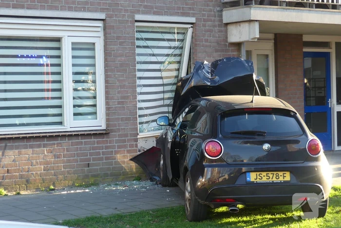 Flinke schade nadat auto tegen flat rijdt