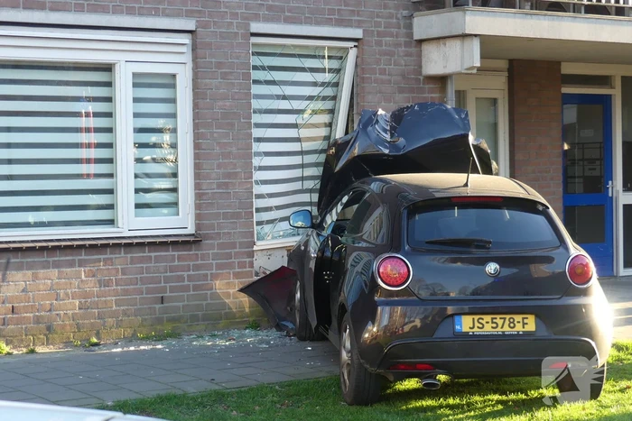 Flinke schade nadat auto tegen flat rijdt