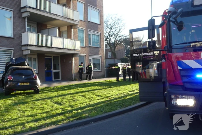 Flinke schade nadat auto tegen flat rijdt
