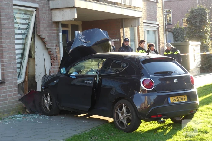 Flinke schade nadat auto tegen flat rijdt