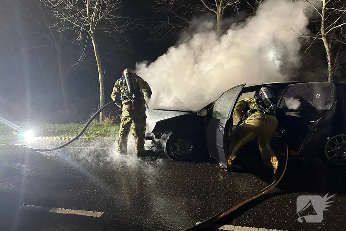 Auto vliegt in brand tijdens rijden