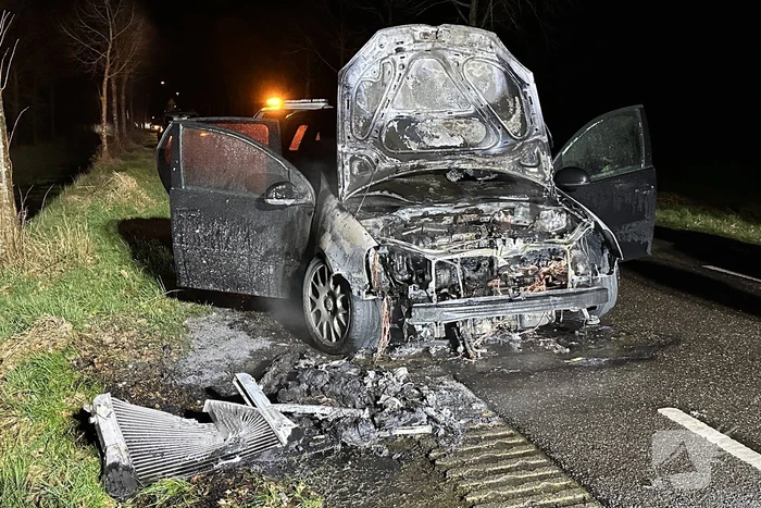 Auto vliegt in brand tijdens rijden