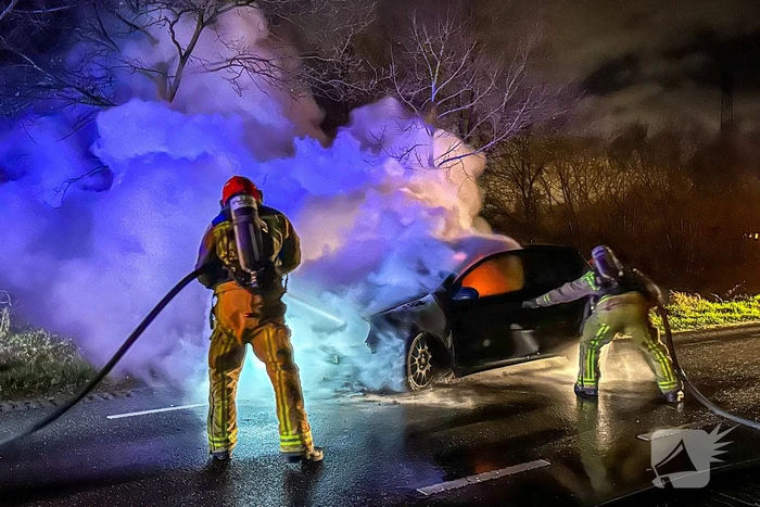 Auto vliegt in brand tijdens rijden