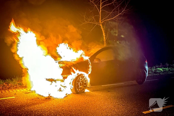 Auto vliegt in brand tijdens rijden
