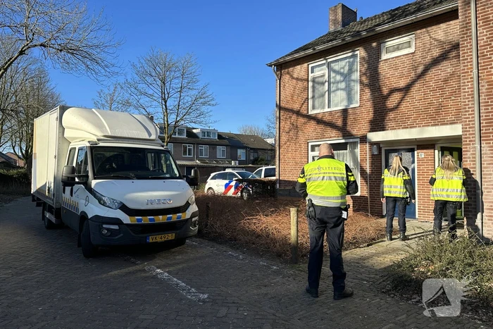 Politie vindt hennepkwekerij na inbraak