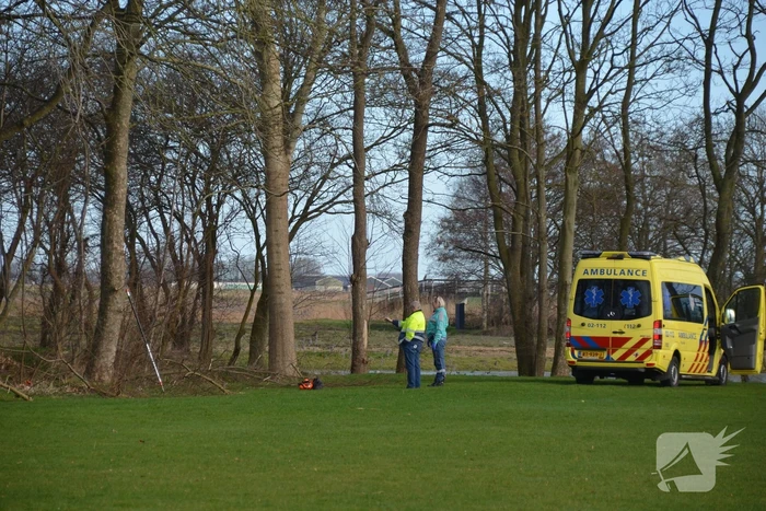 Persoon gewond bij snoeiwerkzaamheden