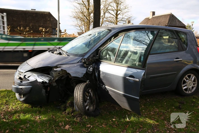 Flinke schade bij botsing tussen twee auto's