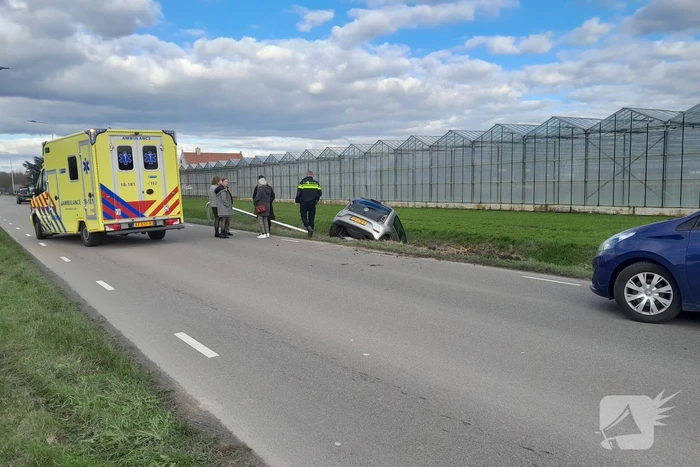 Automobilist raakt van de weg belandt in sloot